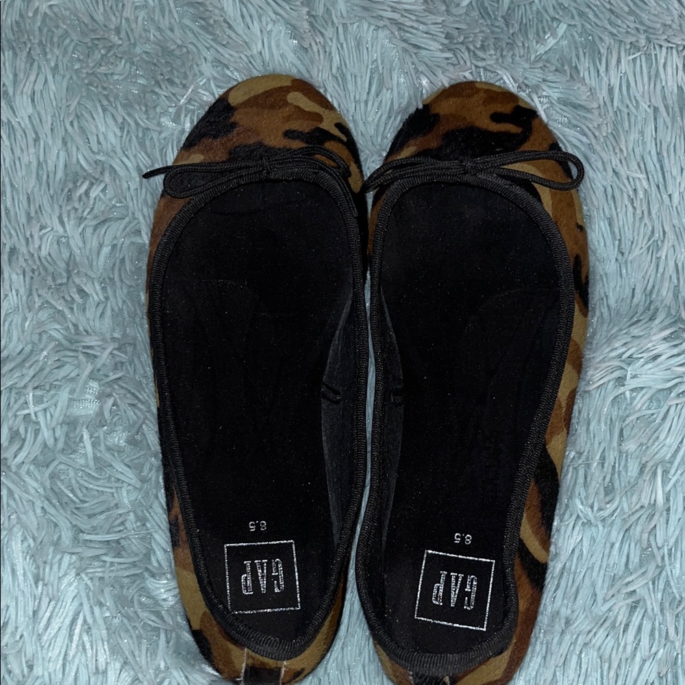 GAP STUNNING HAIRCALF CAMO DESIGN BALLET FLATS W ACCENT TIE BOW EUC SIZE 8.5